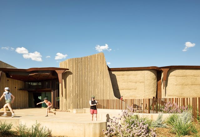 In colour, texture and form, the building appears as a geological monolith that belongs to the outback landscape.