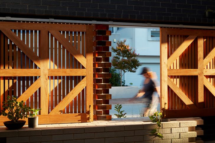کرکره های چوبی در لبه ساختمان به ،نان این امکان را می دهد که ارتباط بصری بین حیاط و خیابان را کنترل کنند.