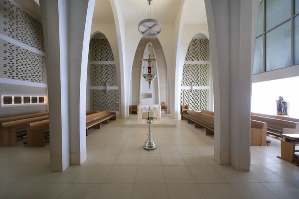 The perpendicular alignment of the pews
and the entry and alter creates an intimate space.