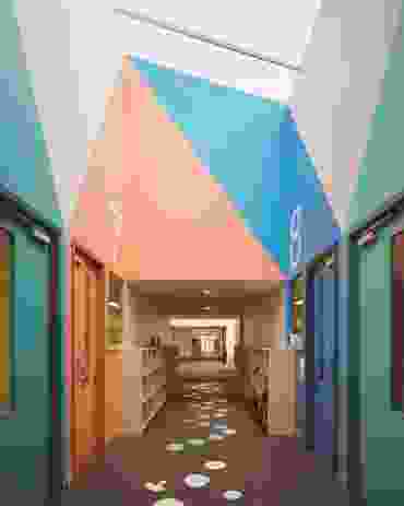 Colour and geometry are used as wayfinding elements along the building’s main corridor.