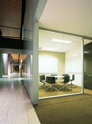 Meeting rooms within the glazed “bar”
define the boulevard edge. 