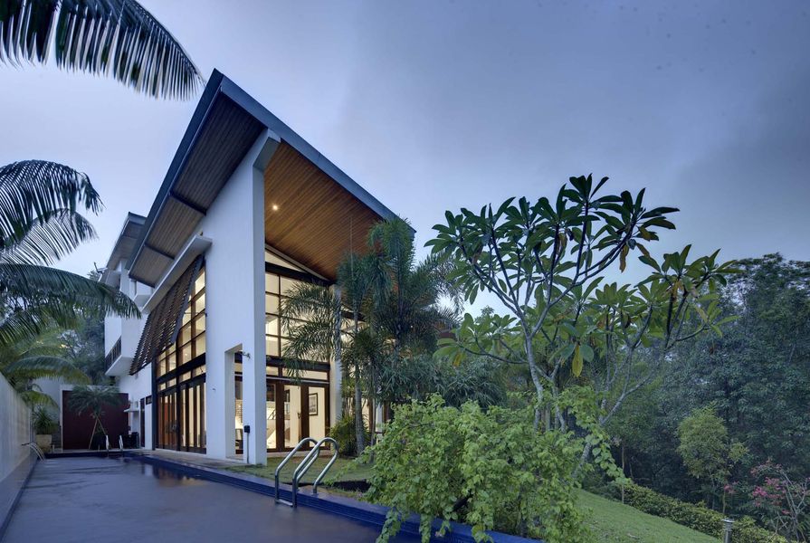 Kubik House (2009) by Marra + Yeh Architects
is located in a gated community on the outskirts of Ipoh, Malaysia.