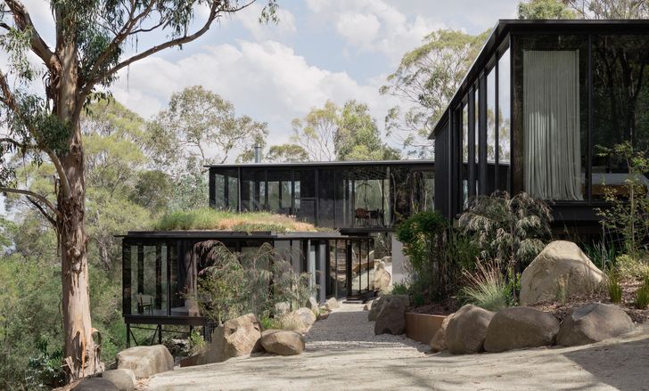 The Candour system supports a refined modernist aesthetic of floor-to-ceiling glass and exposed timber. Pictured: Taroona House (2023).