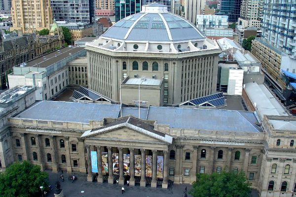 This overview of the State Library of Victoria was taken by Brian Jenkins on 6 Dec 2007 from the top floor of the facing Unilodge apartments building by Brian Jenkins, licensed under  CC BY-SA 3.0 