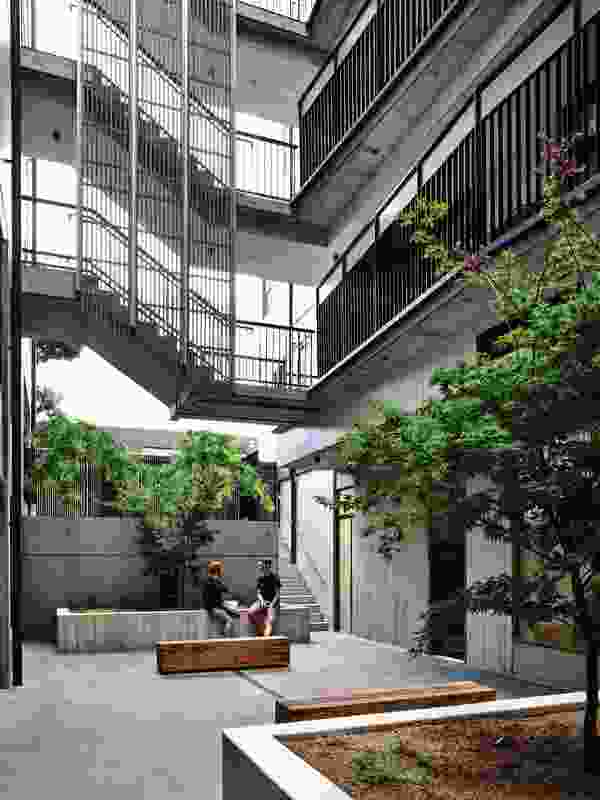 A central courtyard serves as a lobby and provides greenery, light and ventilation. 