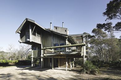 The study on the upper level daringly cantilevers out from the main volume of the house.