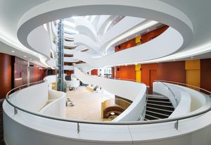 宏伟的六层中庭在建筑中心雕刻出一个发光的白色峡谷。