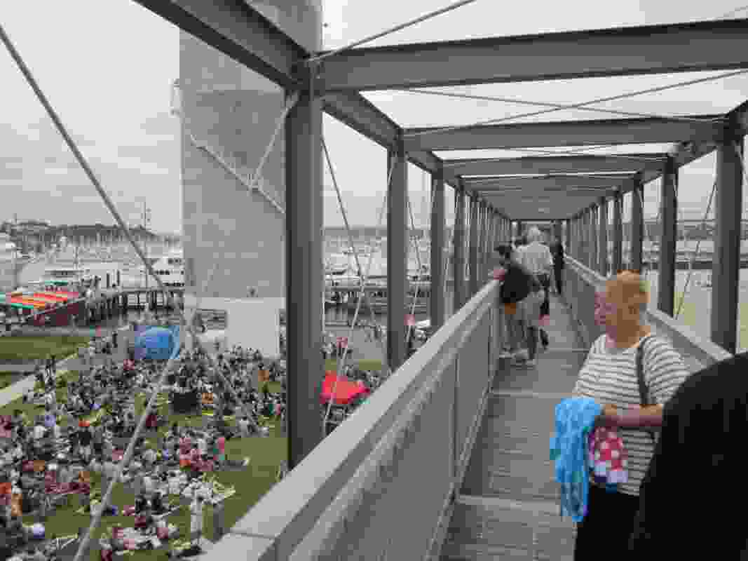 A continuous floating walkway within the fourth level of the gantry acts as a lookout to surrounding silos, cargo containers and the working harbour.