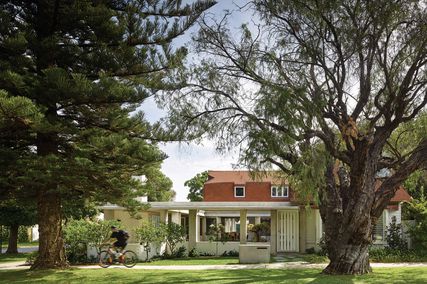 The house occupies a site that, for two decades, had been maintained as a fenced private lawn. A cloister at the street corner preserves the memory of this emptiness.