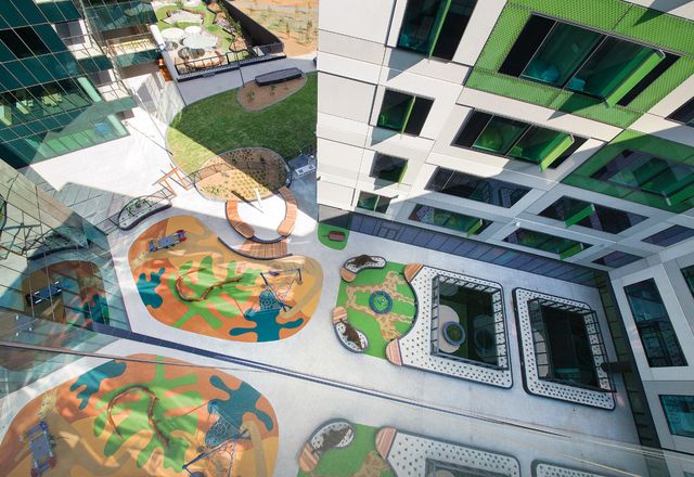 公共游戏空间，由Fiona Robbe Landscape Architects设计。