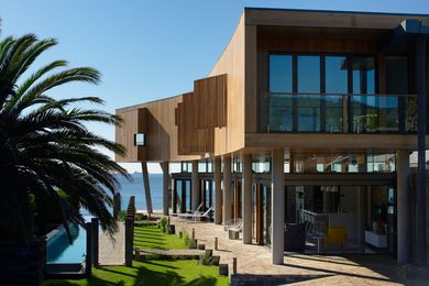 Austinmer Beach House by Alexander Symes Architect in association with g+v architecture.