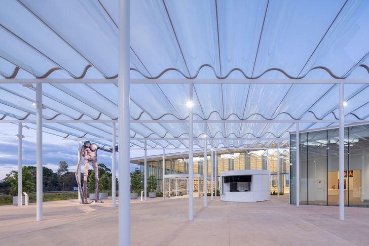 سایبان Welcome Plaza با 108 قطعه شیشه ای منحنی شکل با طرح های موج دار ساخته شده است که آب درخشان را در بندر مجاور منع، می کند.