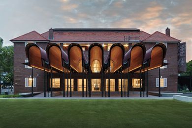 In the renovated Esme Cahill building, the seven flat arches of the original facade (a reference to Filippo Brunelleschi’s historic foundling hospital in Florence) have been dramatically extruded to create three-dimensional forms that define a large outdoor canopy.