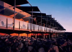 Shellharbour,2003. A collaboration between
Richard Goodwin Architects and Caroline Pidcock
Architects, and winner of the 2004 RAIA Blacket
Award. Photographer: Anthony Browell.