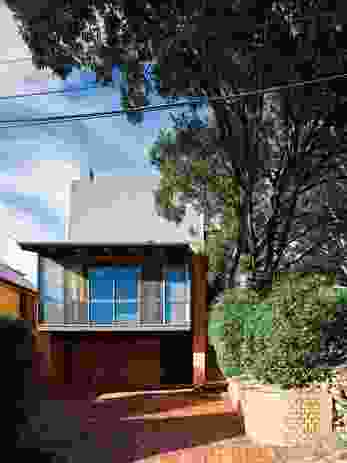 Railton House and Office (1963) in Brisbane, designed by John Railton for his own family, acted as a case in point for the architect’s critique of Queensland’s “wasteful” urban planning policy.