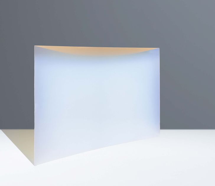 شیشه اوپالین نور را به رنگ های گرم و سرد ت،یم می کند، همانطور که در گیرنده نور xviii (2021) دیده می شود.