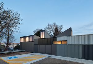 Searle x Waldron Architecture设计的Hanmer Reserve Pavilion Extension(2017)旨在增加女性参与俱乐部的冬季足球项目。