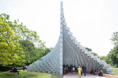 The 2016 Serpentine Pavilion is designed as an 'unzipped wall', erected from pultruded fibreglass frames stacked on top of each other.