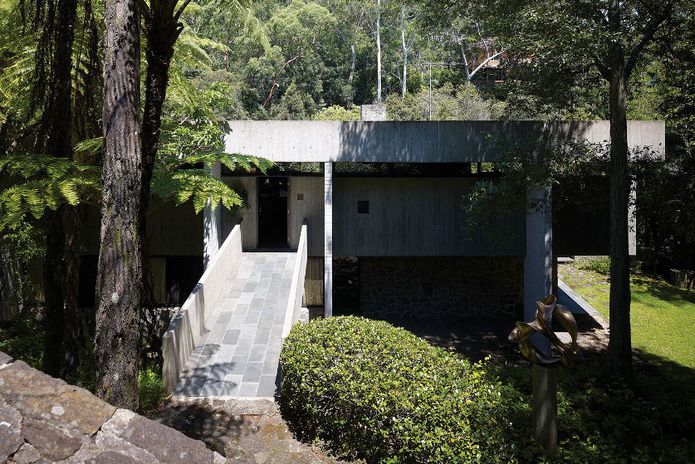 A suspended concrete entry bridge leads to
the top level.
