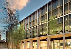 Twilight view of the
courtyard and the
disciplined internal
building facade.