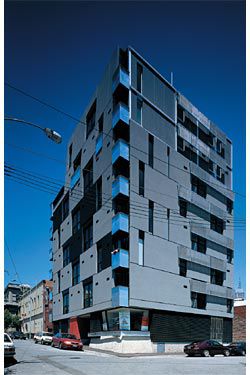 The Earl Street
apartments’ hit-and-miss
mosaic of wall and
void.