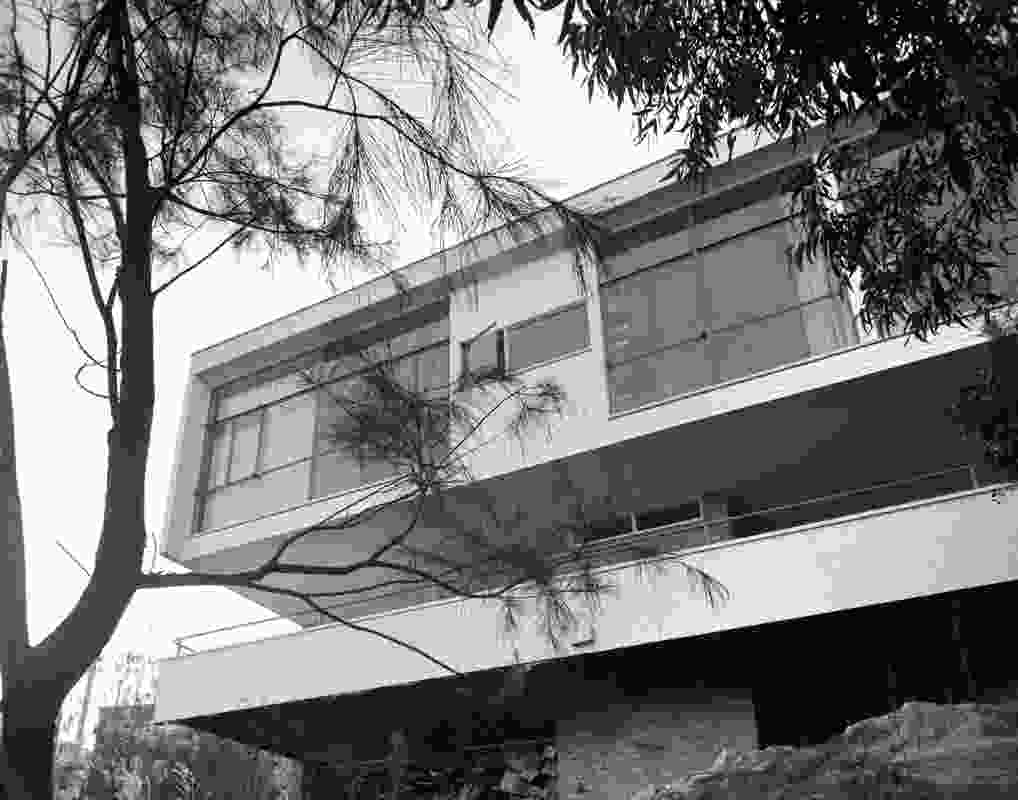 Exterior of the Thurlow House by Harry Seidler, 1951–1954.
