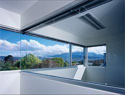 The ribbon window
continues into the
internal partition
between the manager’s
office and main office,
accentuating the view.