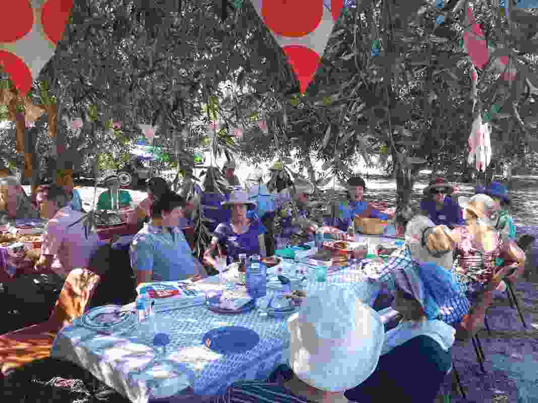 An annual olive-harvesting lunch is held by
the White Gum Valley Community Orchard within the Recycling Axis’s now-established olive grove.
