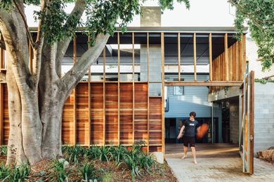 A painting studio located in the building undercroft is accessed via a double-height landing that opens to the backyard.