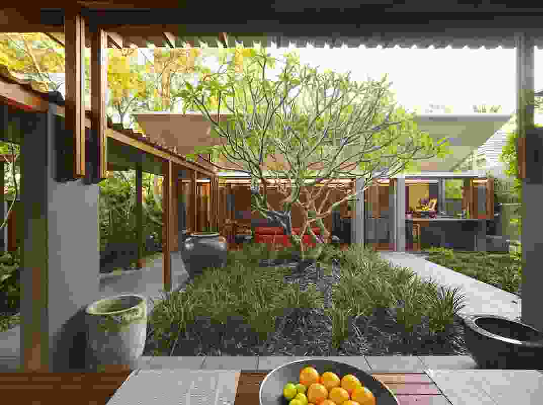 Garden House by Peter Stutchbury (2007) references Balinese courtyard architecture.