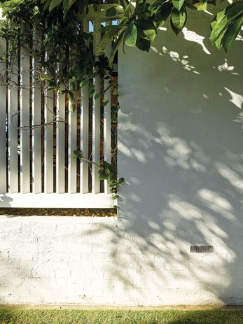 Entry to the house is through a walled courtyard, where a screen filters light, ventilation and views.
