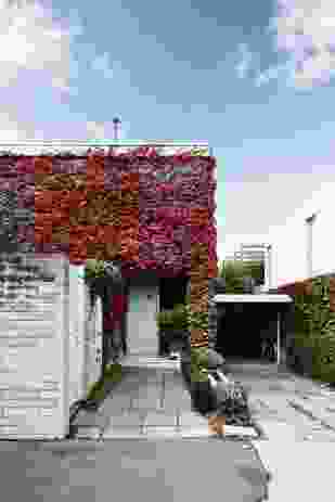 The entry to the dower house at the front of the main residence. The scale and setback of the building’s block forms suggest privacy and urbanity.