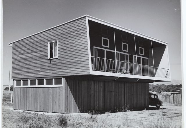A beach house designed by Woods Bagot with Laybourne-Smith & Irwin