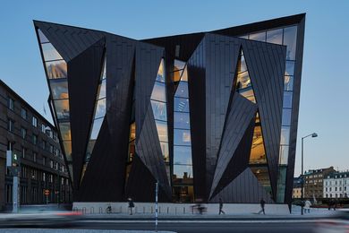 The extension wraps and folds around the existing building, its form referencing the junction of the orthogonal city grid and rotated axis of the harbour.