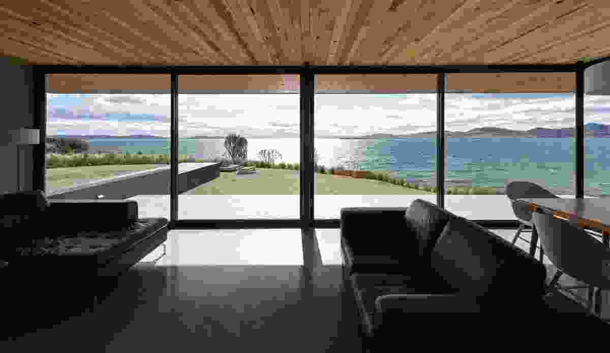 The roof and floor plate form parallel planes that frame the views in the living and dining areas.