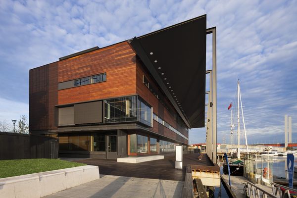 Clad in recycled Ironbark and Tallowood, the exterior and the library complements the decking of reclaimed timber from the wharf.