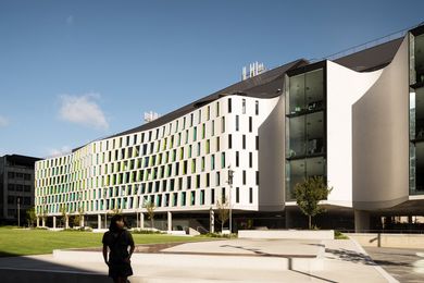 Occupying a long, thin site adjacent to UTS’s Alumni Green, the floor plan of the Science and Health Building bulges in and out to admit winter sun onto the lawn.