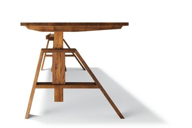 The Atelier desk can be adjusted in height to suit individual needs.
