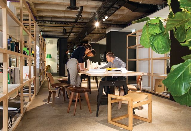 Meeting and work spaces are open to encourage “instant immersion.”