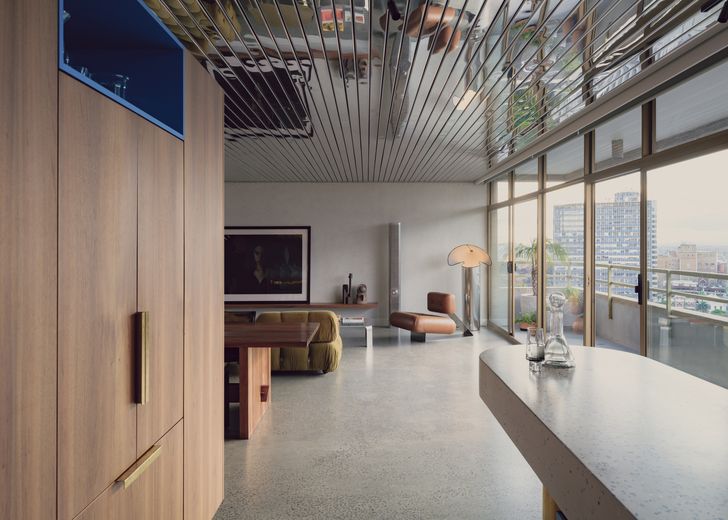 روکش ف،ی، چوب گرم و اثاثیه متمایز تضمین می کند که اینجا خانه ای برای جشن گرفتن زندگی است.  اثر هنری: بیل هنسون.