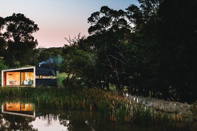 This little black “cocoon” nestles into its setting adjacent to a dam and provides a place to escape the complexities of contemporary living.