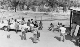 Housing management meeting of tenants in a Town Camp, Alice Springs, 1987. Photograph James Ricketson. 