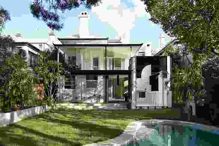 A roofless, two-storey arbour connects house and garden.