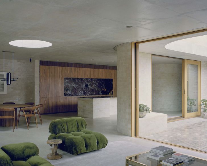 دیوارهای آجری پرپیچ و خم، اتاق های داخلی و خارجی را به هم متصل می کند.