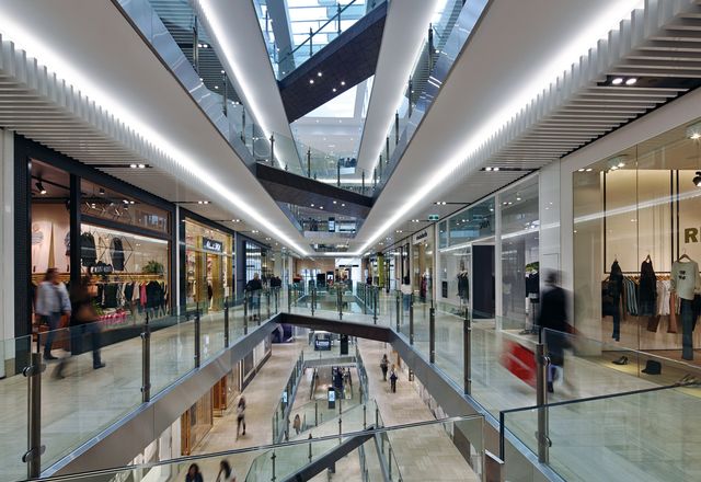 The shopping centre’s planning includes visible and consistent locations of vertical circulation.