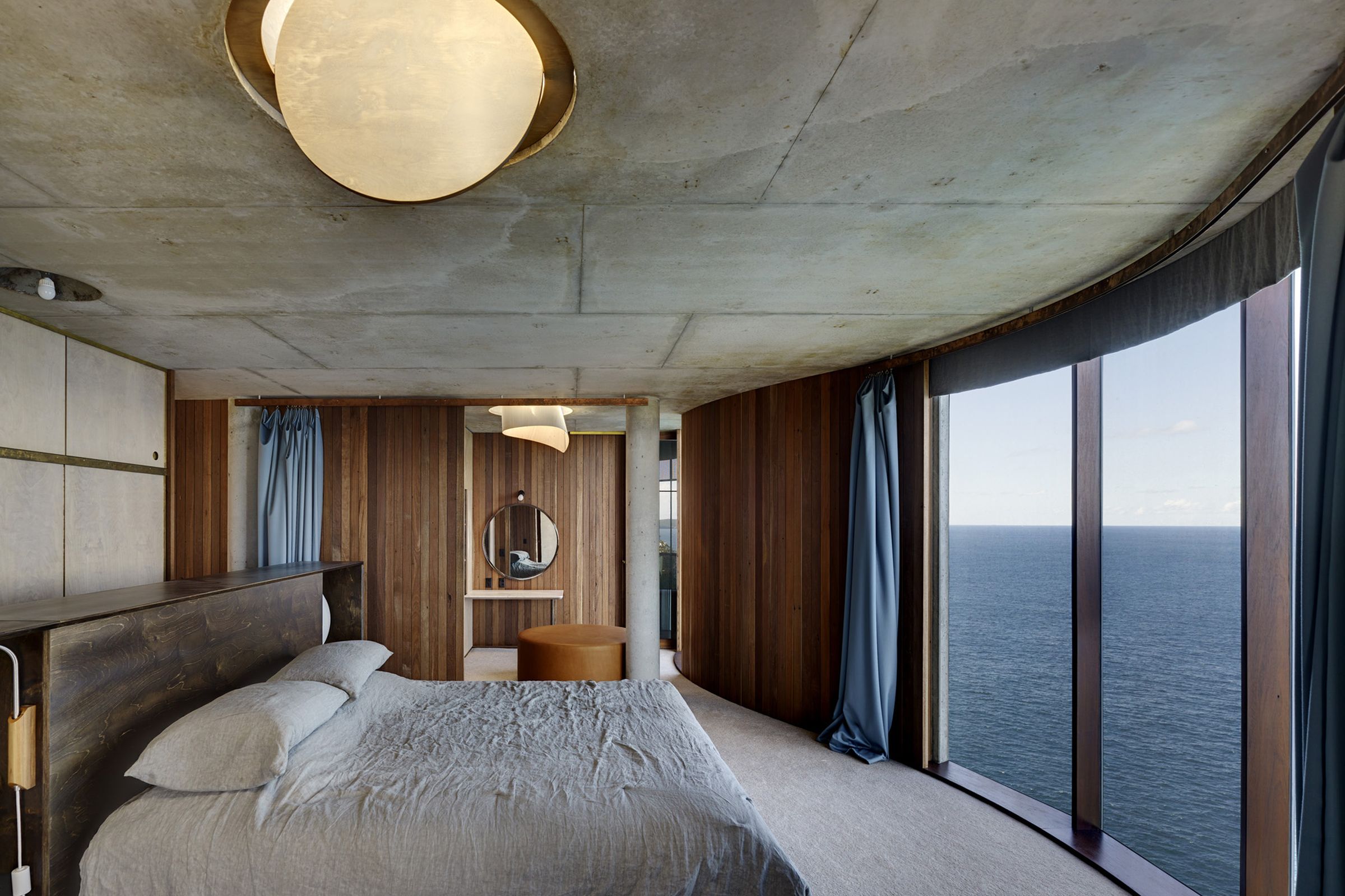 An ‘oyster’ on a cliff: Light House | ArchitectureAu
