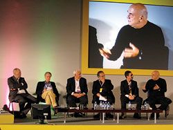 Snapshot at the panel discussion “Does global architecture exist?”. Panel members, left to right: Professor David Dunster (chair), Robert Adam, Martin Gordon, Süha Özkan, Michel Rojkind and Massimiliano Fuksas, who is seen on the large screen.