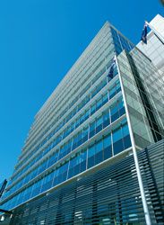 Detail of the north facade. The horizontal
expression of the curtain wall sunshading extends to
the detailing of the podium screen. 