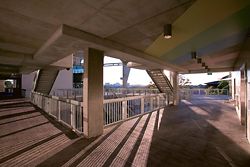 The in-situ
unpainted concrete
surfaces are
decorated with
radiating bands of
pastel colours on
the underside of
each concrete slab.