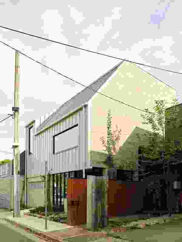 The building, located in a Melbourne laneway, accommodates a main residence, garage, studio and office.